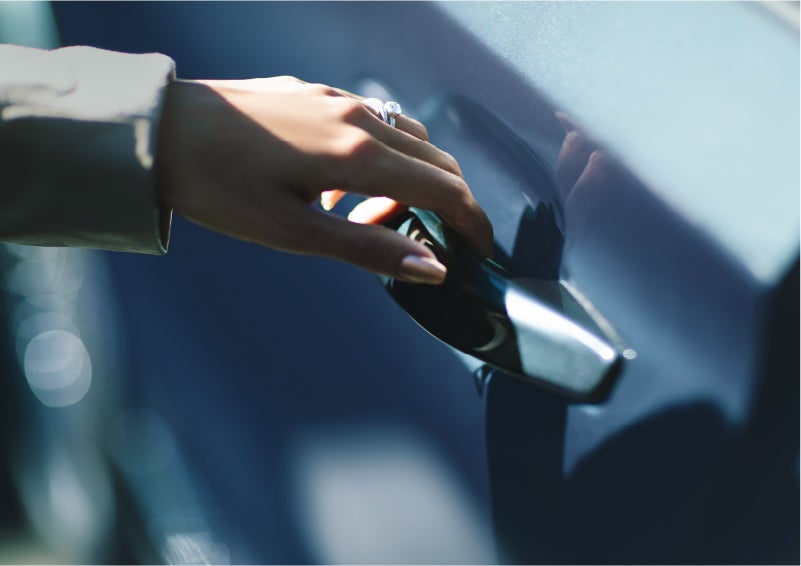 A hand gracefully grips the Light Touch Handle of a 2023 Lincoln Aviator® SUV to demonstrate its ease of use | Beach Lincoln in Myrtle Beach SC