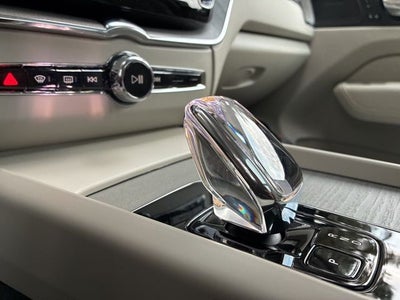 2023 Volvo XC60 B6 Ultimate Dark Theme