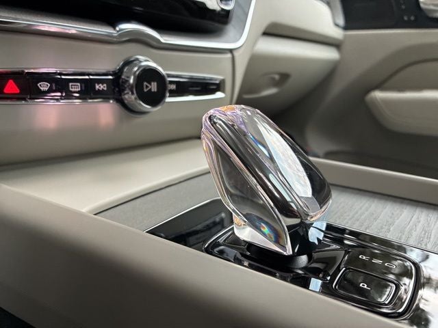 2023 Volvo XC60 B6 Ultimate Dark Theme