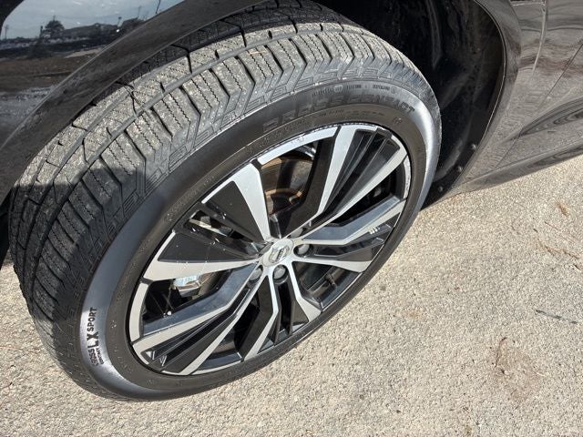 2023 Volvo XC60 B5 Plus Dark Theme