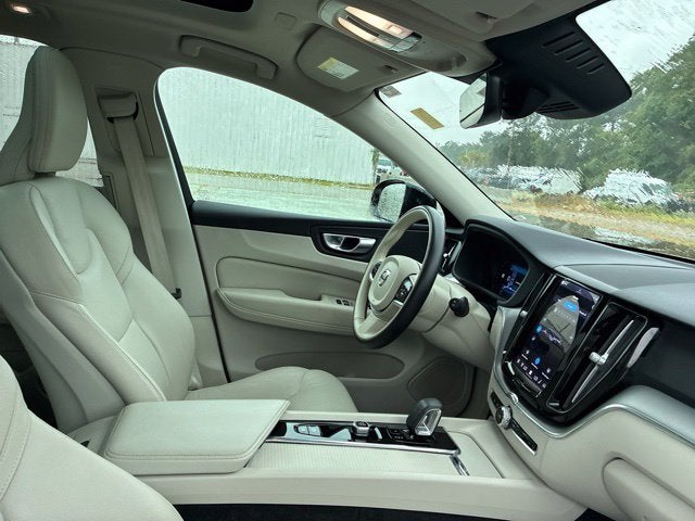2024 Volvo XC60 B5 Core Dark Theme