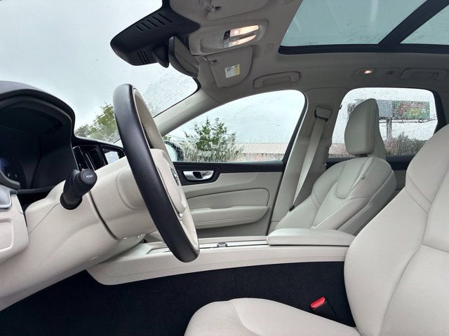 2024 Volvo XC60 B5 Core Dark Theme