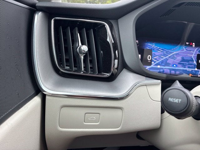 2024 Volvo XC60 B5 Core Dark Theme