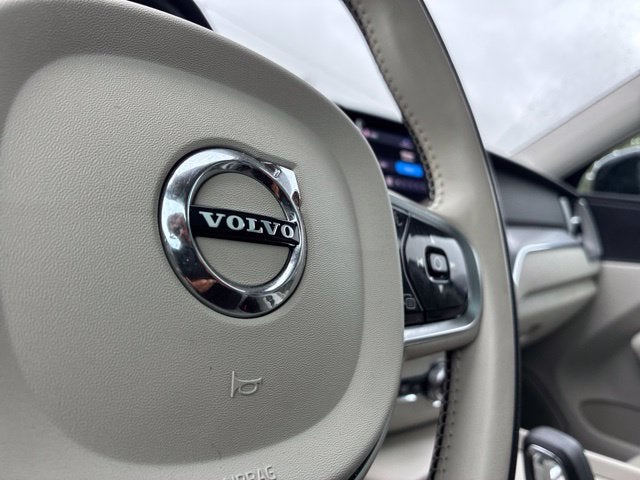 2024 Volvo XC60 B5 Core Dark Theme