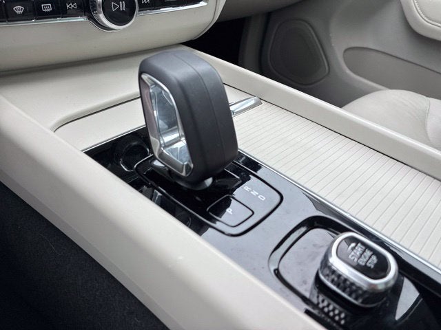 2024 Volvo XC60 B5 Core Dark Theme