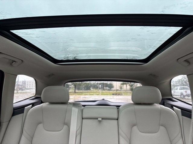 2024 Volvo XC60 B5 Core Dark Theme