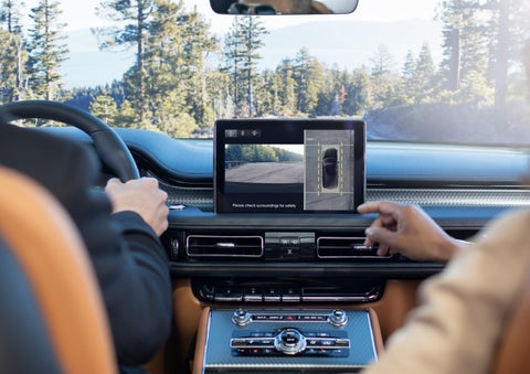 The available 360-Degree Camera shows a bird's-eye view of a Lincoln Aviator® SUV | Beach Lincoln in Myrtle Beach SC