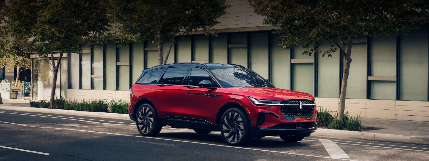 A 2025 Lincoln Nautilus® SUV with an available hybrid powertrain is parked in an urban setting. | Beach Lincoln in Myrtle Beach SC