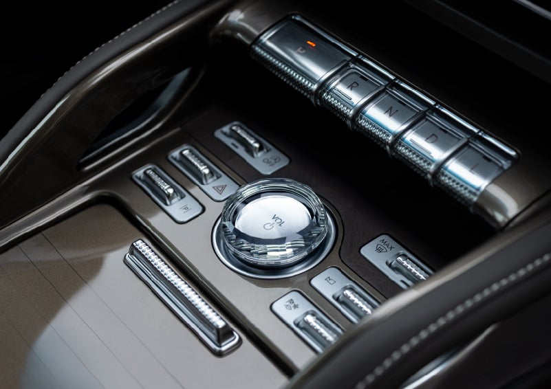 A crystal-inspired volume knob is shown in the center floor console of a 2026 Lincoln Nautilus® SUV. | Beach Lincoln in Myrtle Beach SC