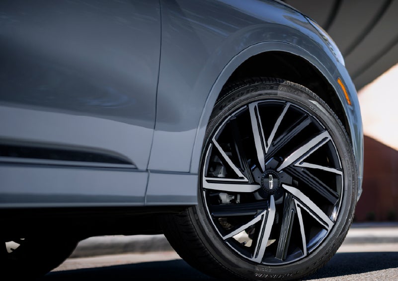 The wheel of the 2027 Lincoln Aviator® Black Label™ SUV is shown slightly angled out. | Beach Lincoln in Myrtle Beach SC