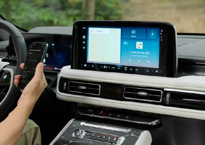 A person pairs thier phone with the center touchscreen of a 2027 Lincoln Aviator® Black Label™ SUV | Beach Lincoln in Myrtle Beach SC